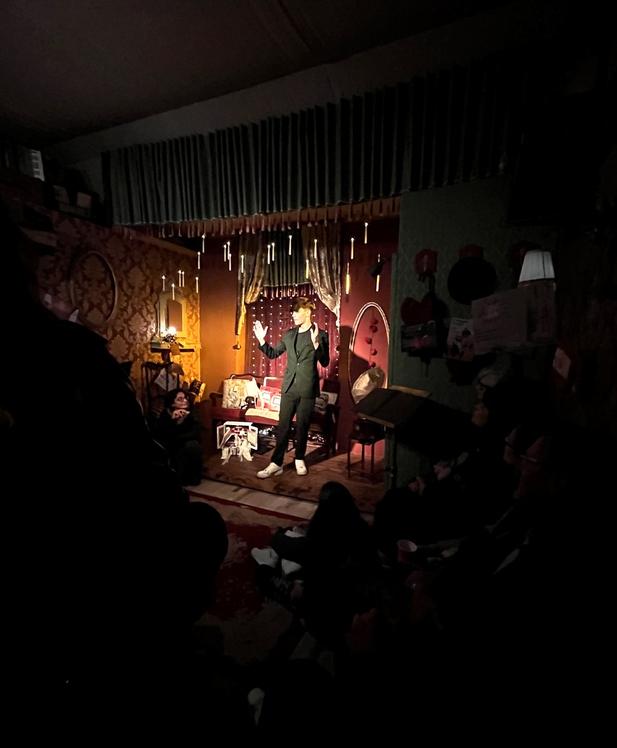 Martin Ghiglia illusionista sul palco durante uno spettacolo di magia